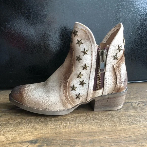 Circle G Ankle Booties - Picture 3 of 12